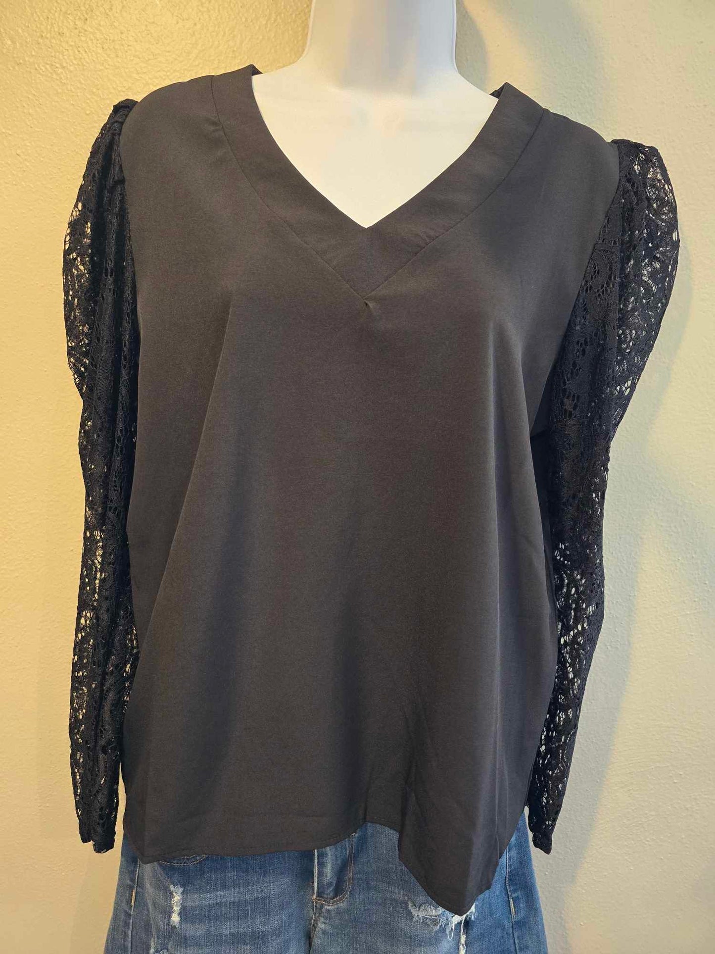 Blouse with lace sleeves