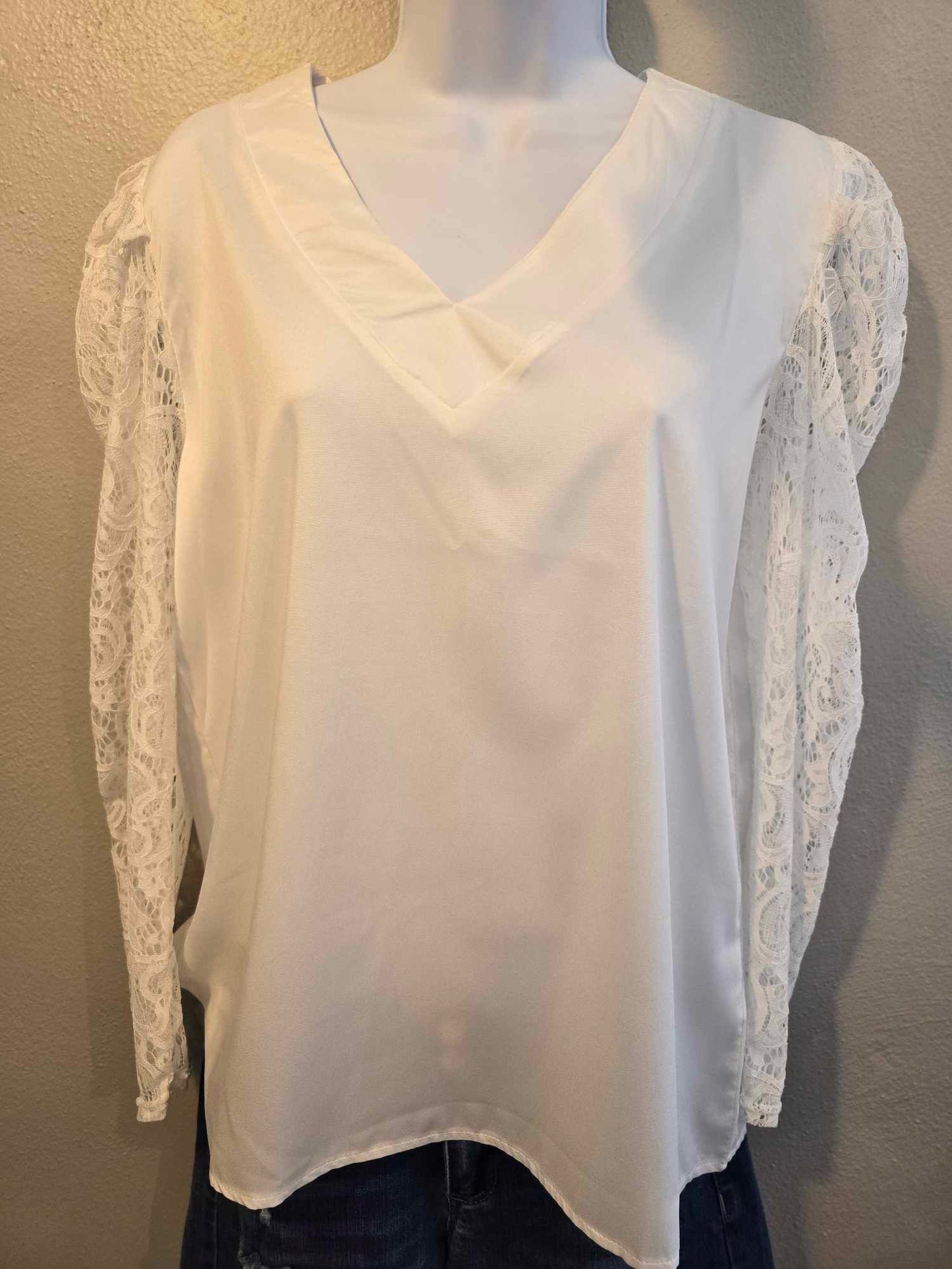 Blouse with lace sleeves